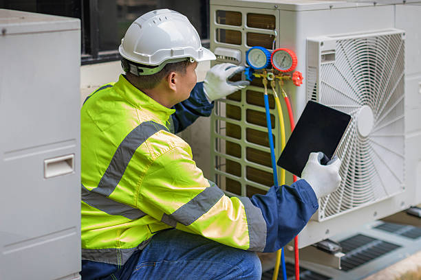 Professional Hvac technician working in Edgewood, FL